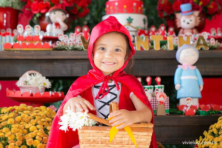 valentina na mesa do bolo na festa de chapausinho vermelho