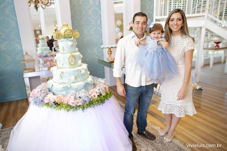 familia na mesa do bolo