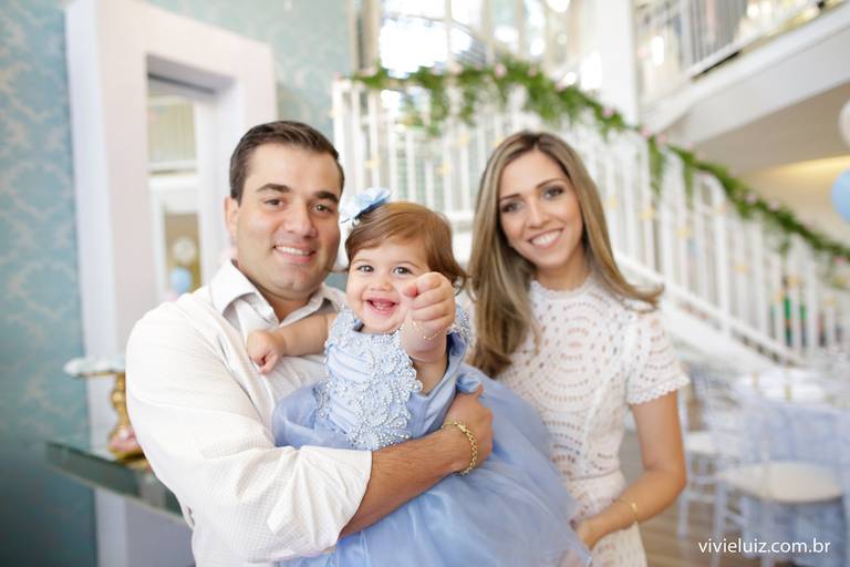 familia do bolo e a criança a pontado