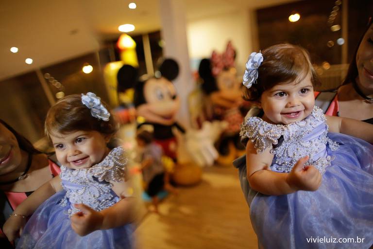 criança sorrindo espelhada