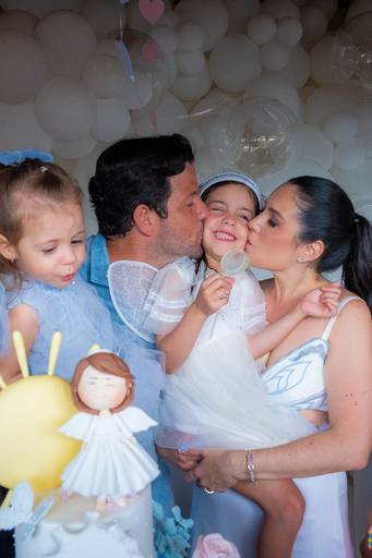 familia na mesa do bolo