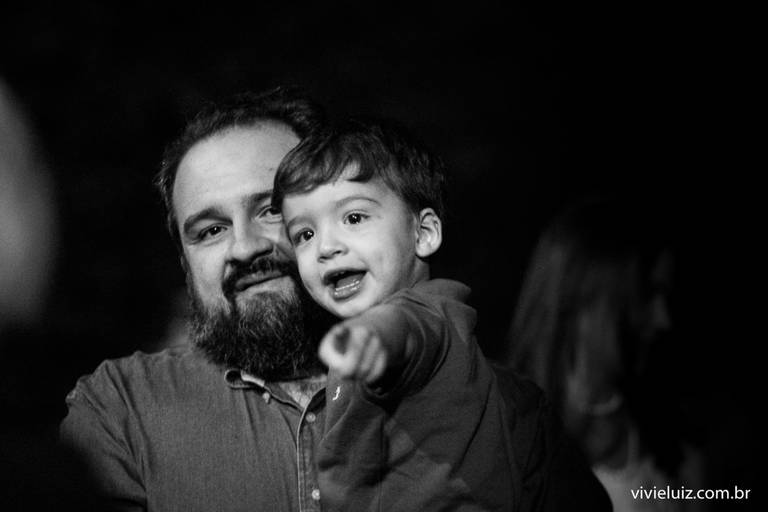 pai com o filho no colo