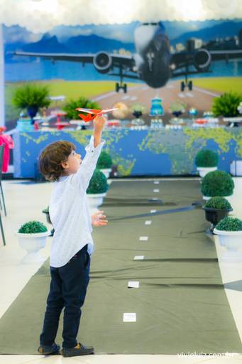 criança brincando com o avião