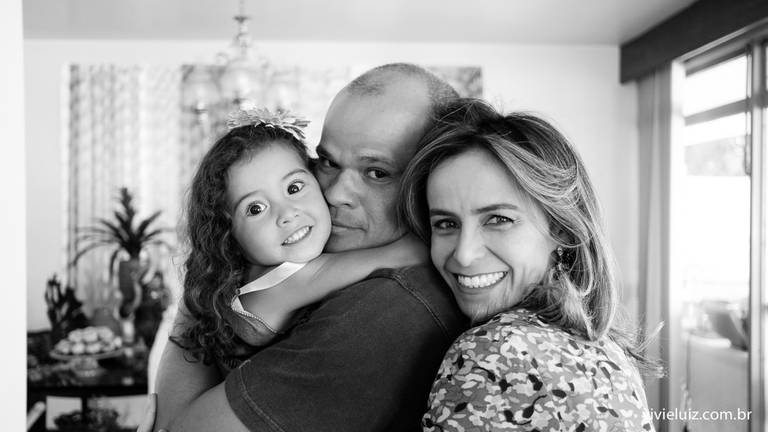 familia se abraçando