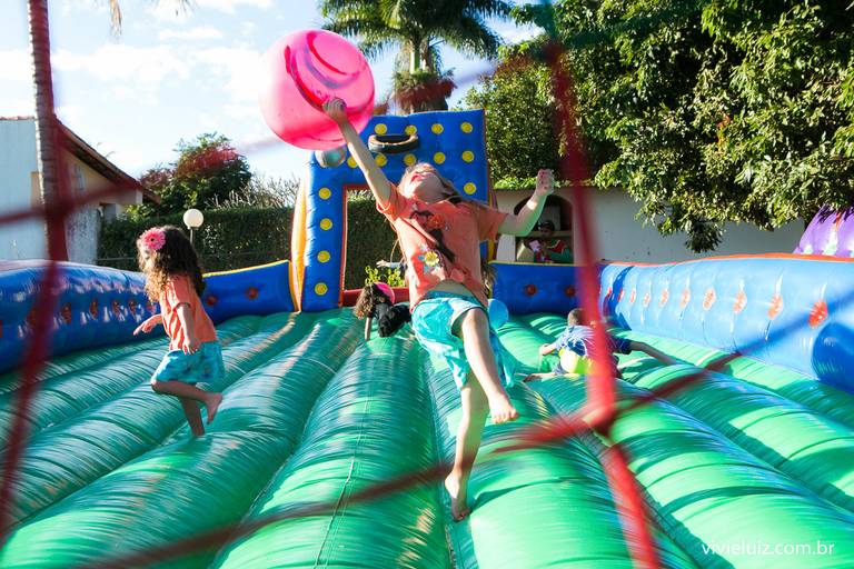 crianças no futebol de sabao