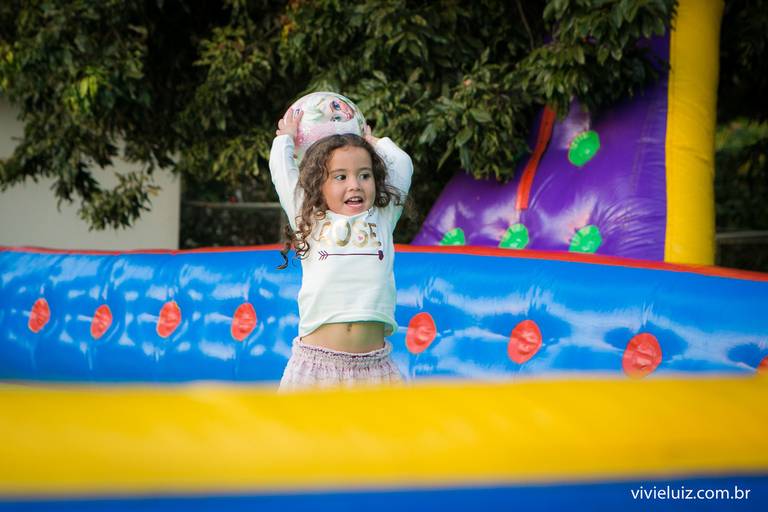 criança no futebol de sabao
