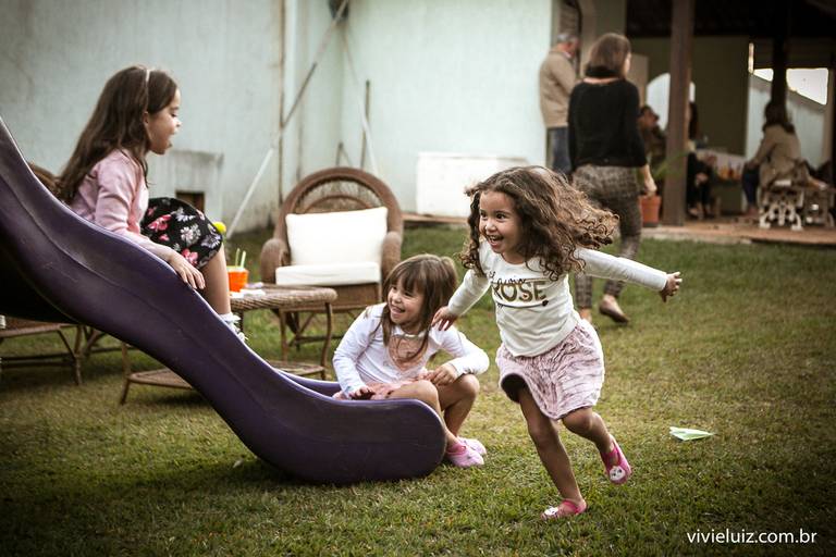 crian.ças no escorregador