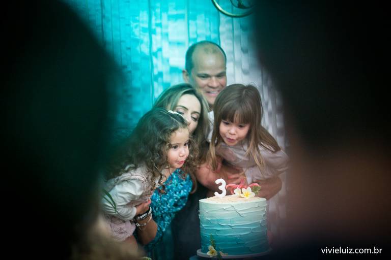 familia na mesa do bolo