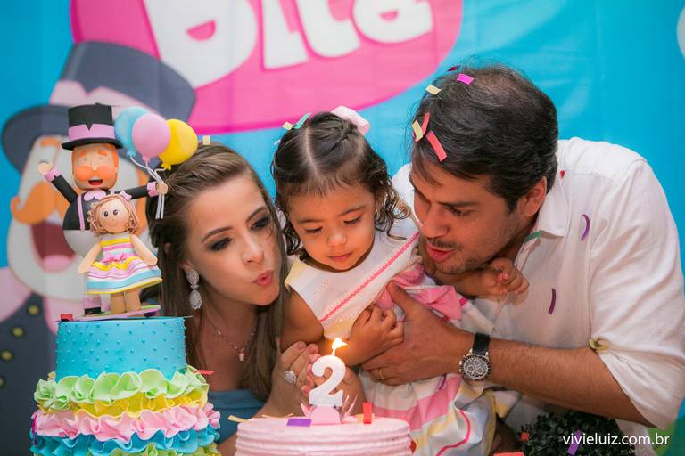 familia na mesa do bolo na hora do parabens