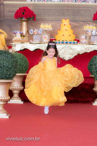 crianca fantasiada de bela descendo as escadas