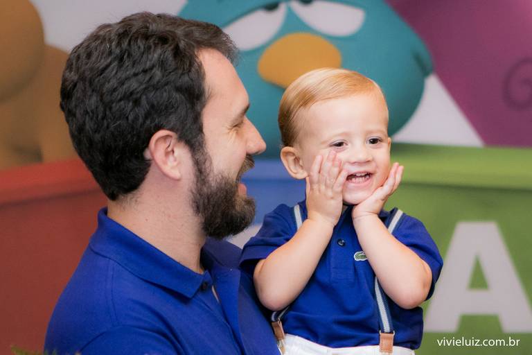 pai com o filho no colo surpreso