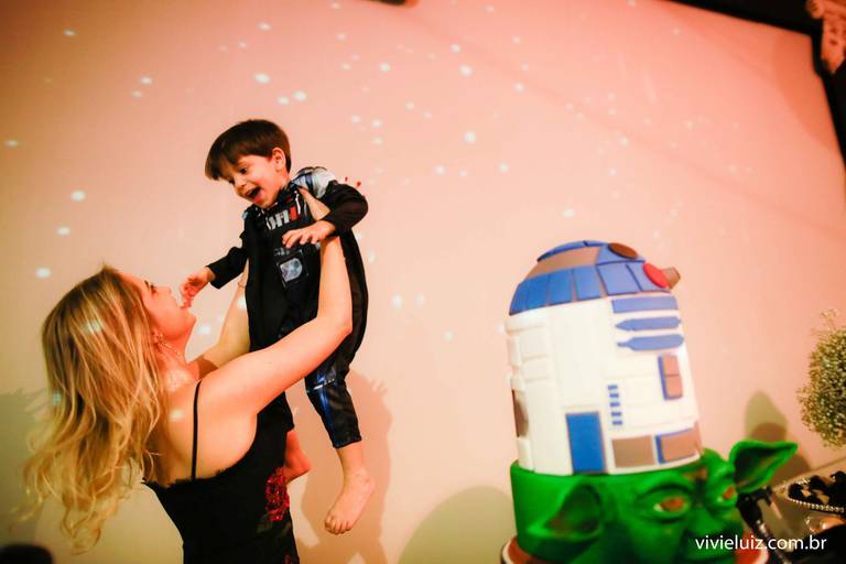 mae segurando o filho no ar