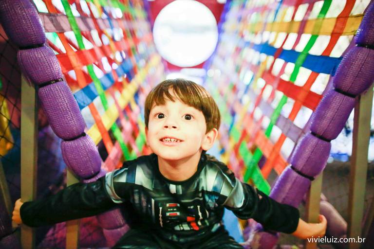 criança no brinquedi