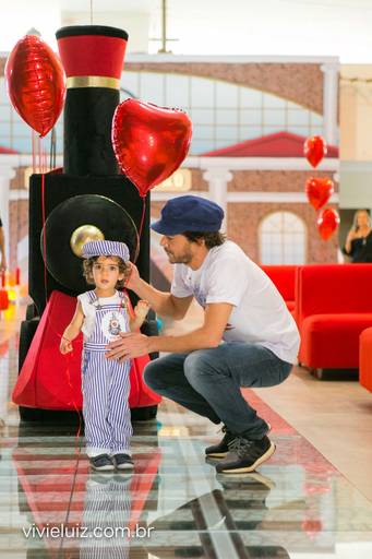 pai e filho junto de um trem