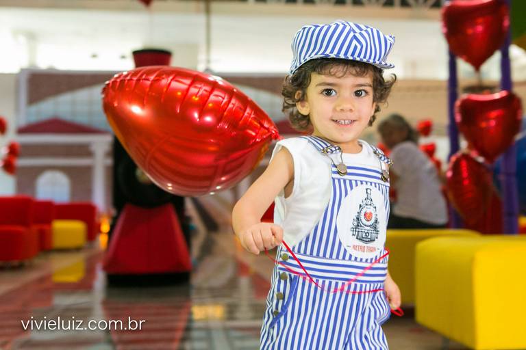 criança com um balao