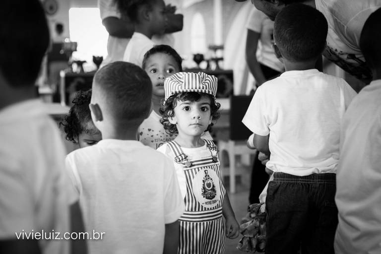 criança com os amigos