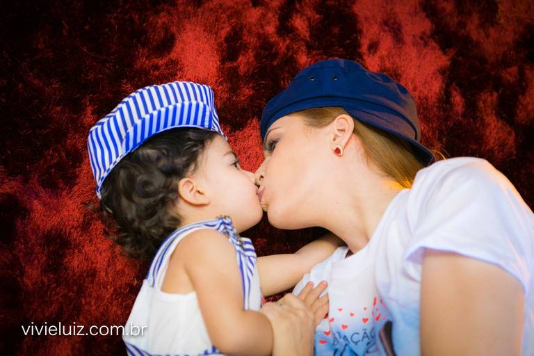 ma ebeijando o filho