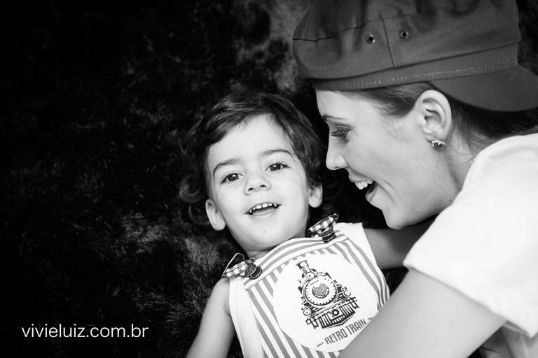 mae abraçando o filho