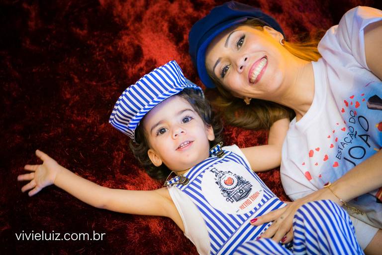 mae e filho deitados