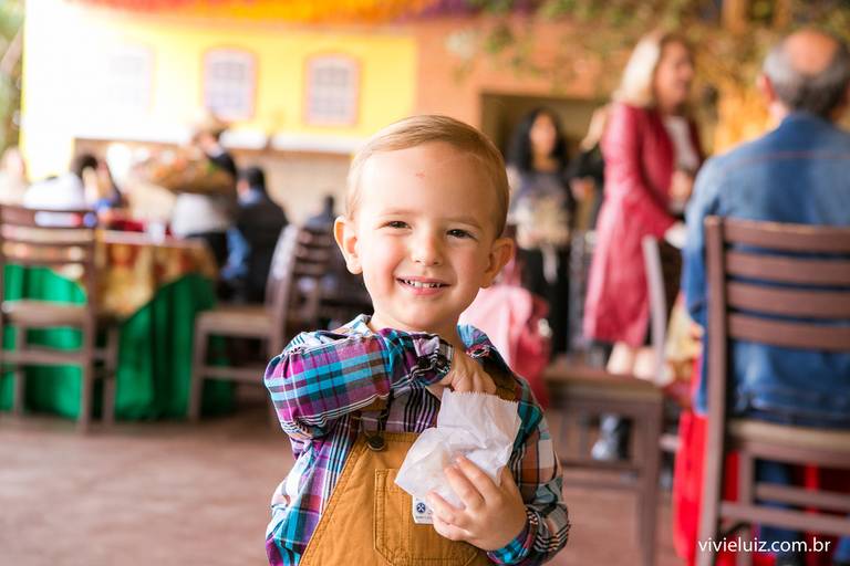 criança comento pipoca