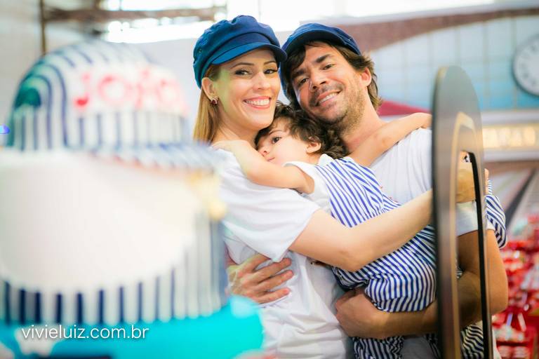 familia abraçando na mesa do bolo
