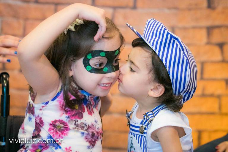 criança beijando a bochecha da amiga