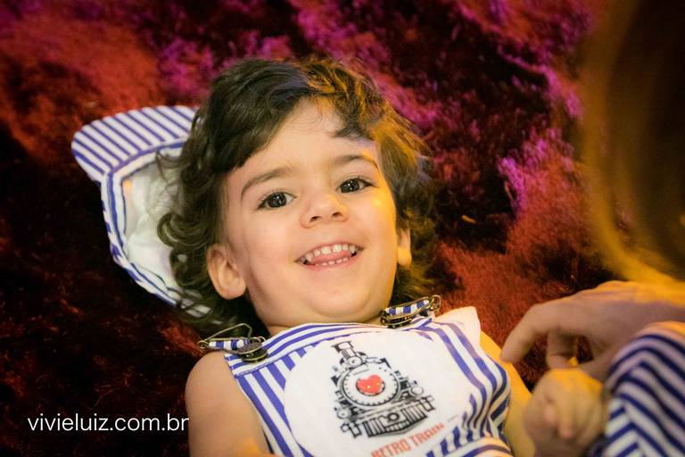 criança deitada sorrindo