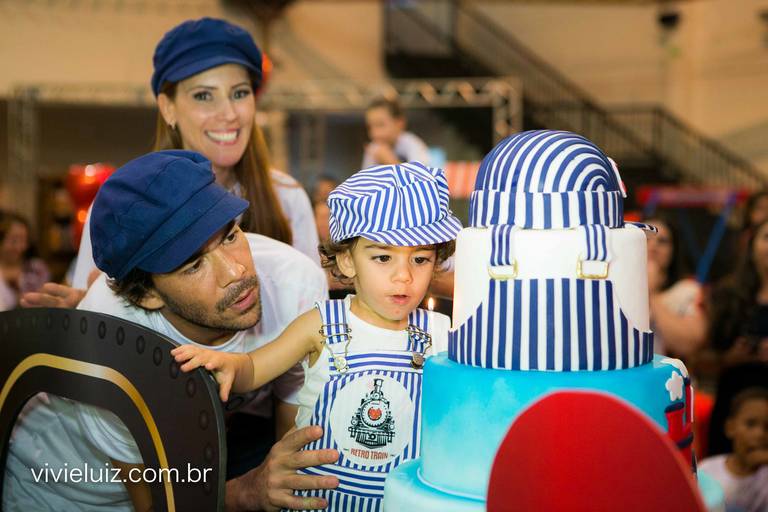 pai e filho assoprando a vela