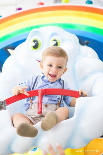 criança no brinquedo