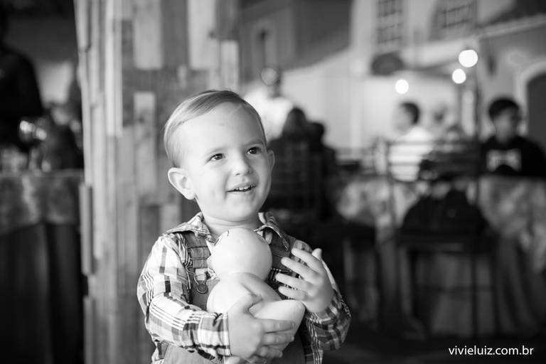 criança com um pato de brinquedo