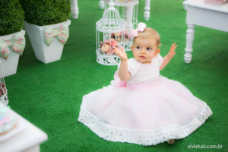 criança na mesa do bolo