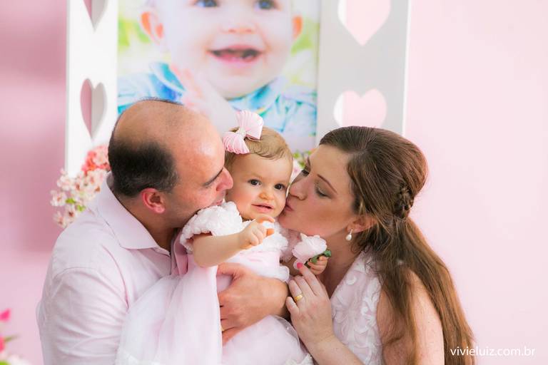 pais beijando a filha