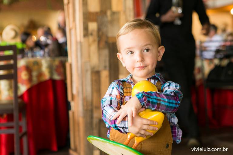 criança com um olhar curioso