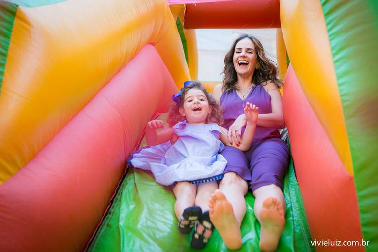 mae e filha escorregando no brinquedo