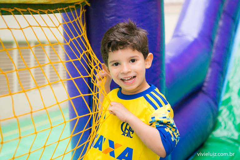 criança no brinquedo inflavel