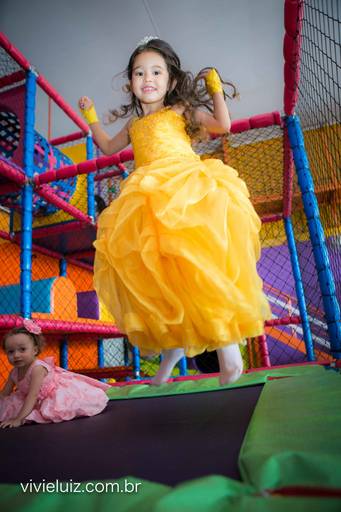 criança pulando no pula-pula