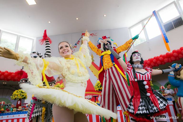 pessoas fazendo uma apresentaçao de circo em um aniversario
