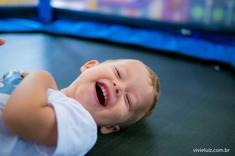criança rindo no pula-pula