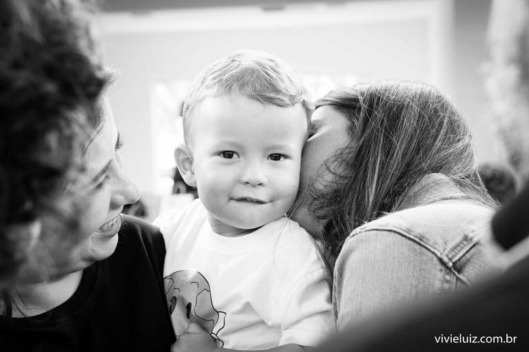 mae dando um beijo no filho e vó olhando