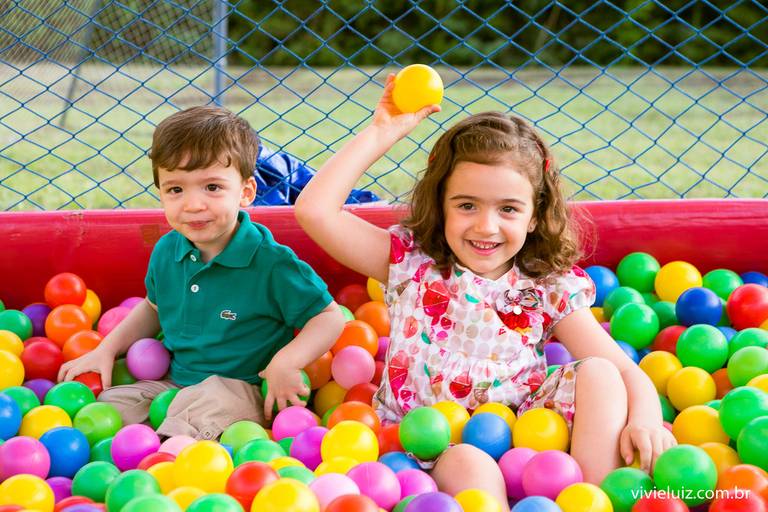 irmaos na piscina de bolinhas
