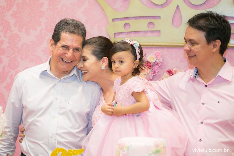 familia na mesa do bolo