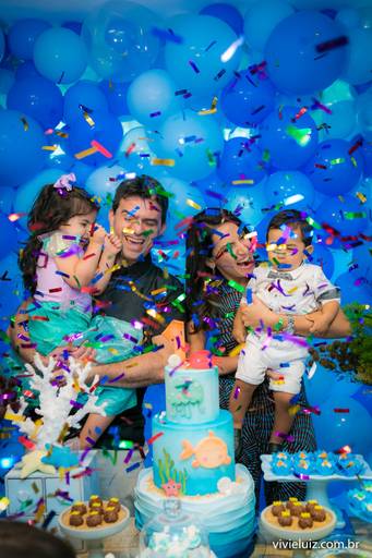 familia na messa o bolo com confetes 