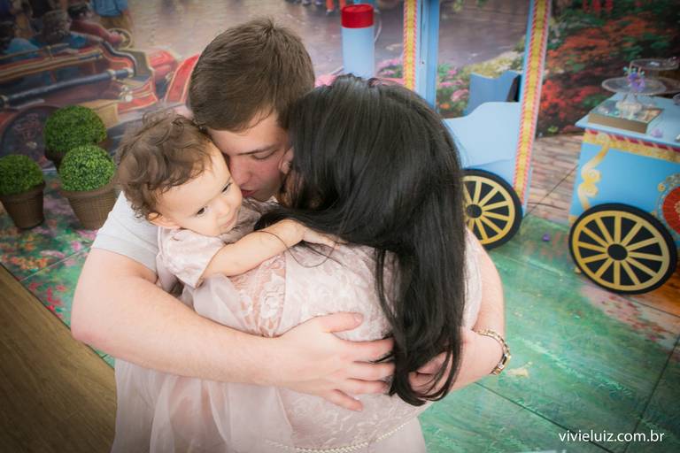 familia se abrçando