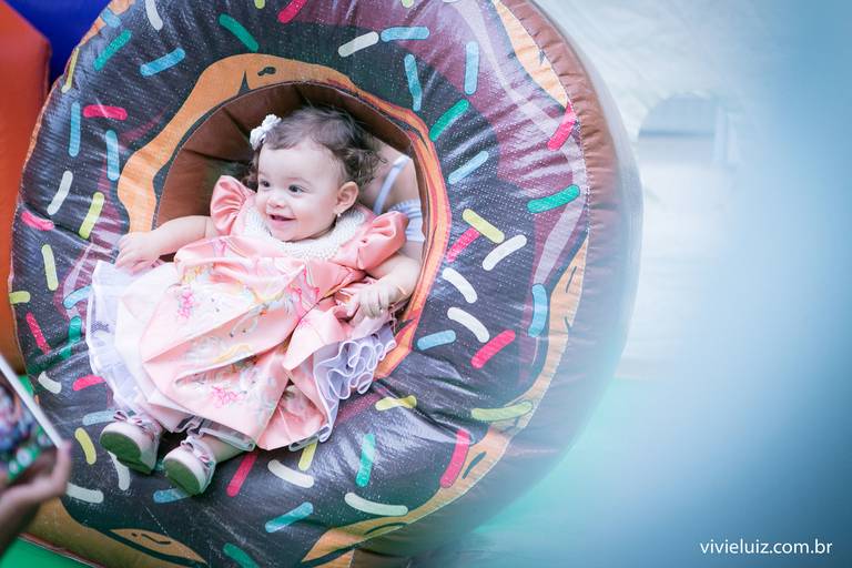 criança em uma boia de rosquinha