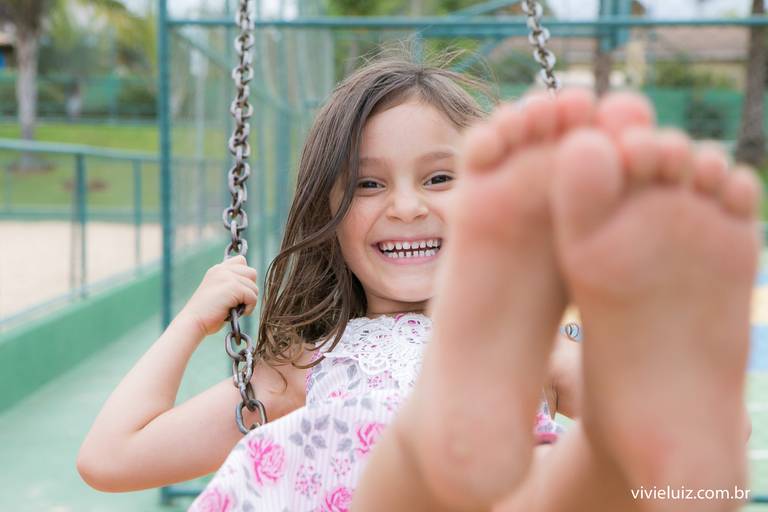 criança no balanço