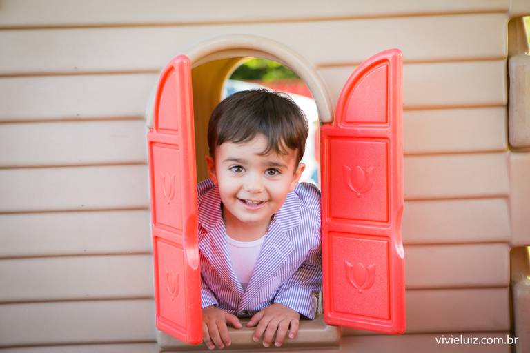 criança na janela