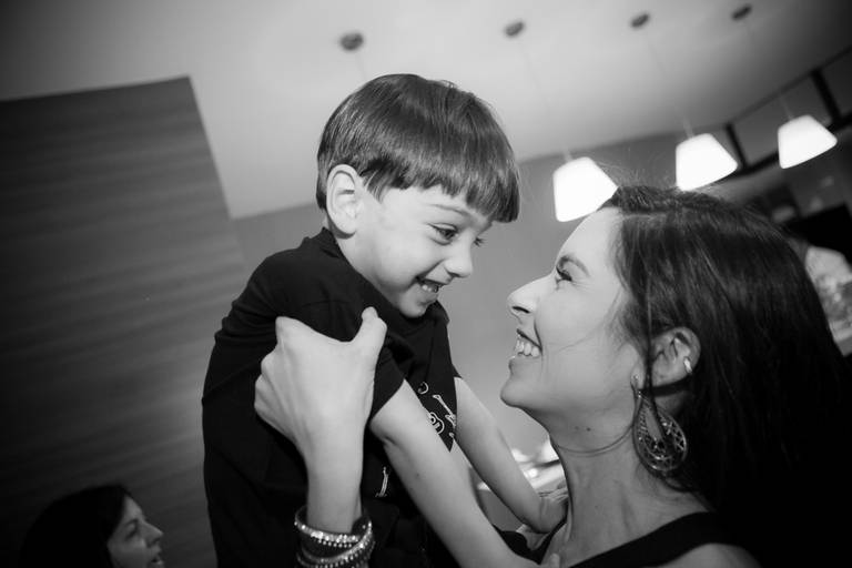 mae e filho se olhando de pertinho