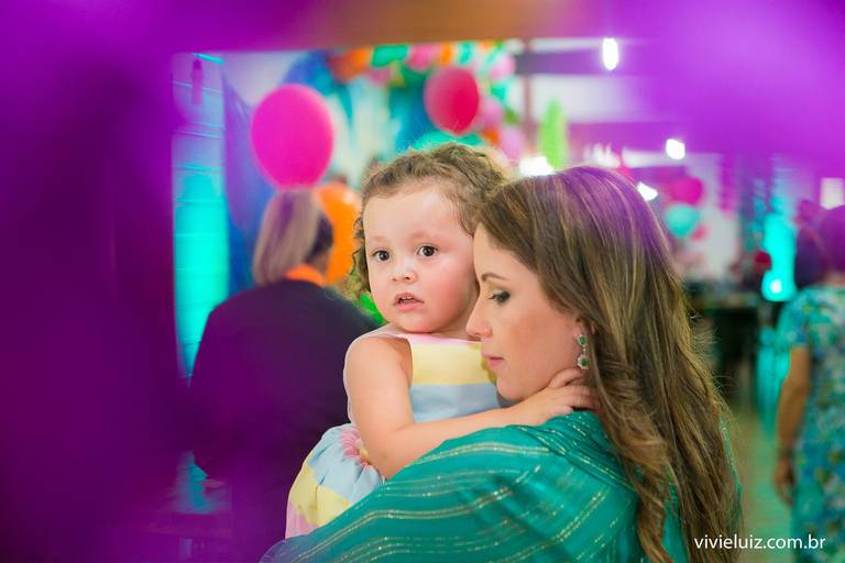 mae e filha abraçadas