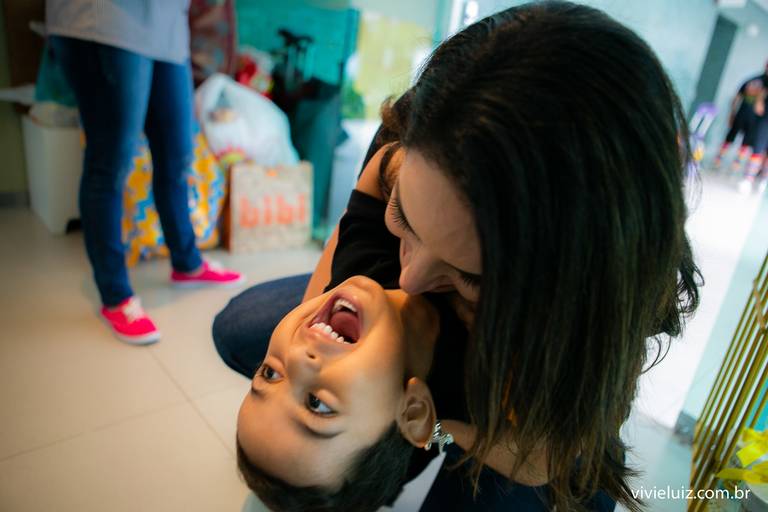 mae fazendo cosquinha no filho