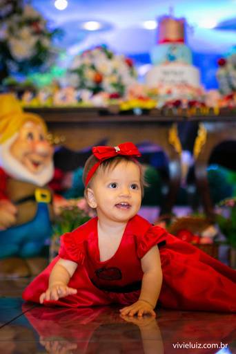 criança na mesa do bolo na festa. da branca de neve